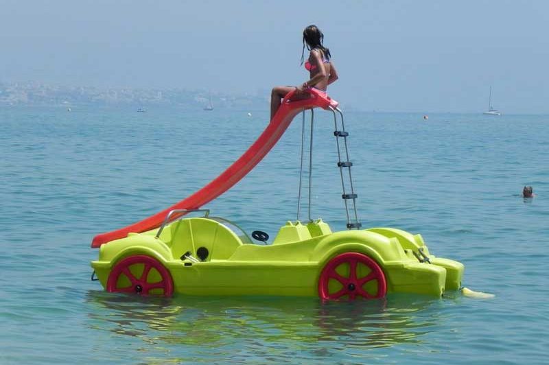 Hidropedales en Estepona. Barcos a pedales en la playa del saladillo